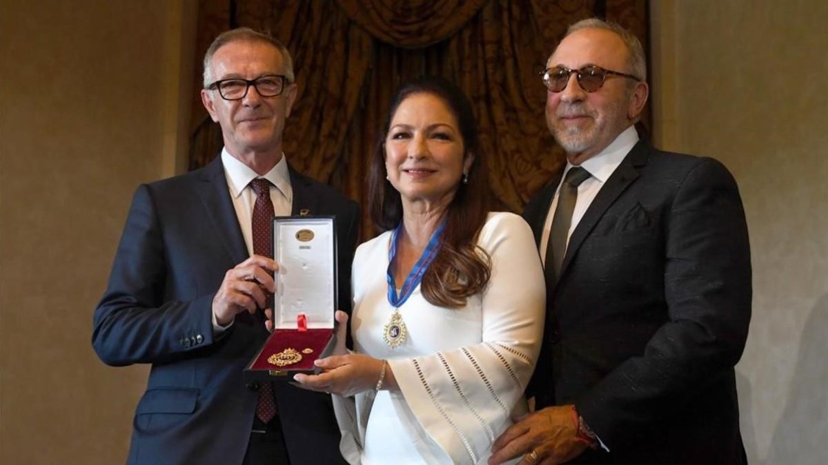 Gloria Estefan junto a su marido, Emilio Estefan (derecha), y el ministro de Cultura y Deporte, José Guirao, recogiendo la Medalla de Oro de las Bellas Artes. /-AFP
