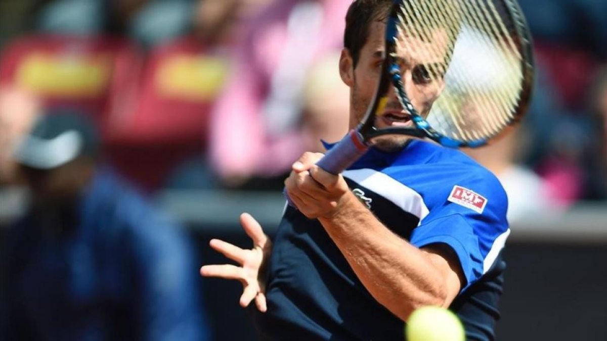 Albert Ramos conecta un golpe de derecha en la final ante Fernando Verdasco.-AFP / BJORN LINDGREN