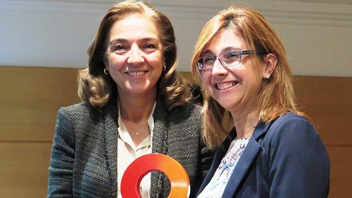 La alcaldesa, Raquel González (dch.), junto a la secretaria de Estado de I+D+i, Carmen Vela.-ECB