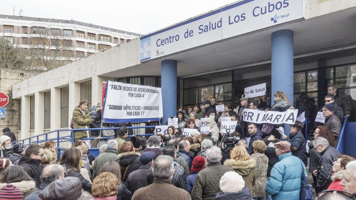 Los pacientes se solidarizaron con los médicos especialmente en Los Cubos donde tres médicos renunciaron a su plaza por sobrecarga de trabajo al exigir cubrir las guardias de atención continuada.-SANTI OTERO