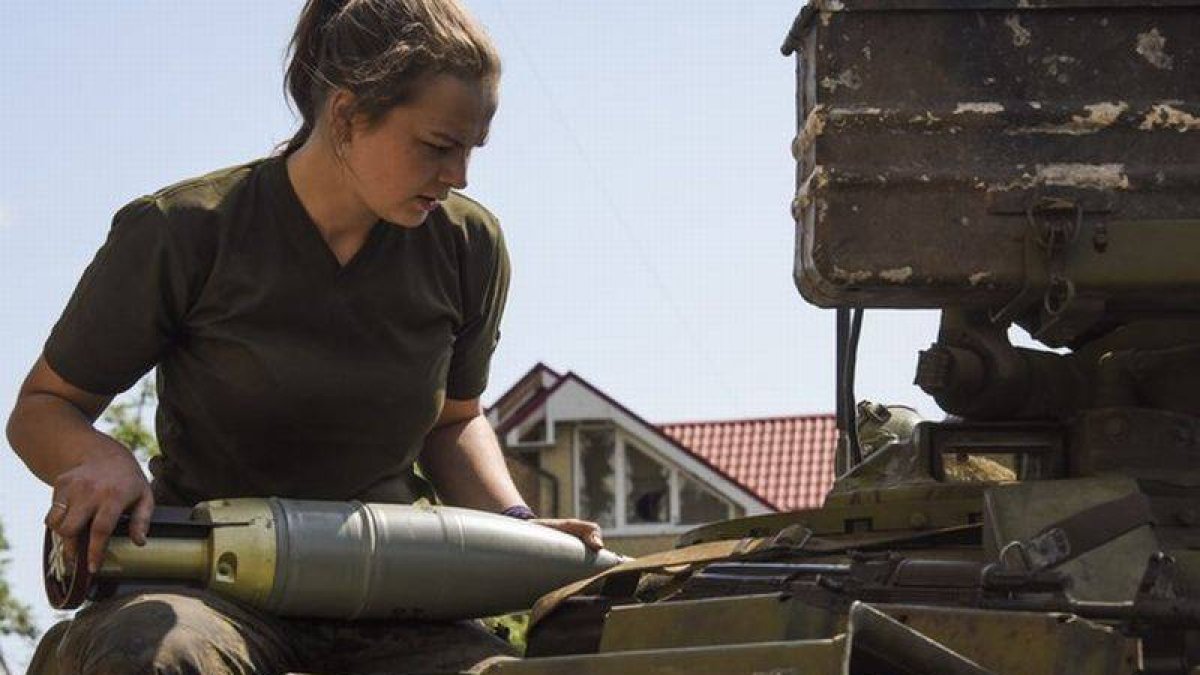 Una mujer prorrusa con una carga en las afueras del aeropuerto de Donetsk, donde se concentran las hostilidades.-Foto: AP / MSTYSLAV CHERNOV