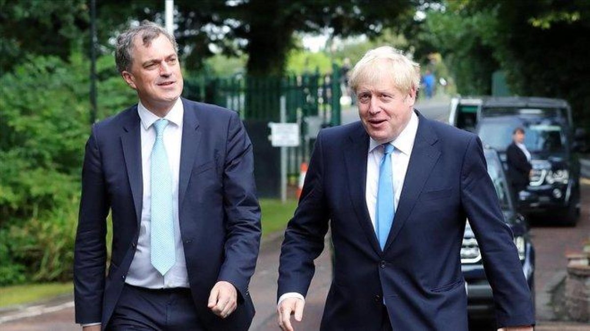 El secretario para Irlanda del Norte, Julian Smith, con el primer ministro británico, Boris Johnson, en Belfast. /-AFP