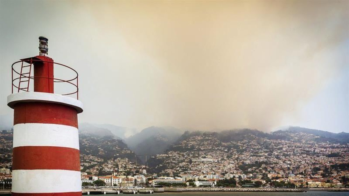 Una columna de humo cubre el cielo de Funchal, isla de Madeira (Portugal).-EFE / HOMEM DE GOUVEIA