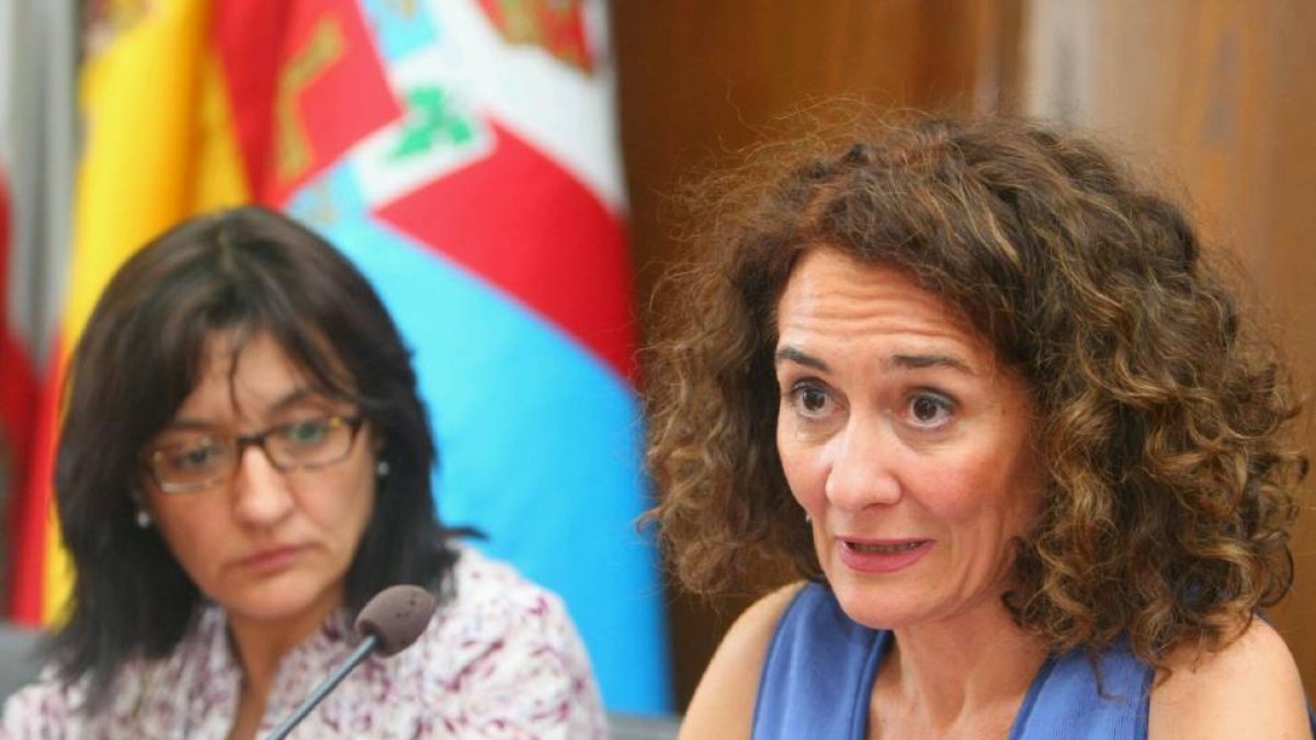 La alcaldesa de Ponferrada, Gloria Fernández Merayo, junto a varios miembros de gobierno, durante la comparecencia urgente de esta tarde para informar de la ruptura de pactos con los grupos del PSOE y USE Bierzo-Ical