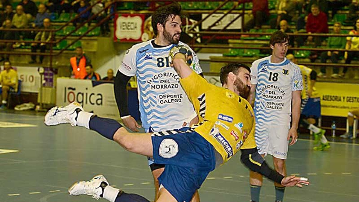 Moscariello busca el lanzamiento en el partido disputado ayer.-ALBERTO CALVO