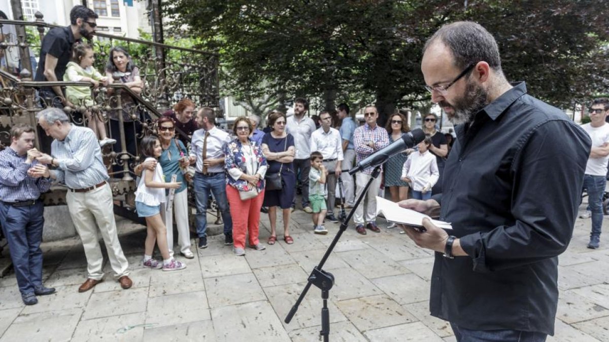 El escritor Leandro Pérez durante el homenaje a Tino Barriuso en la Feria del Libro-SANTI OTERO