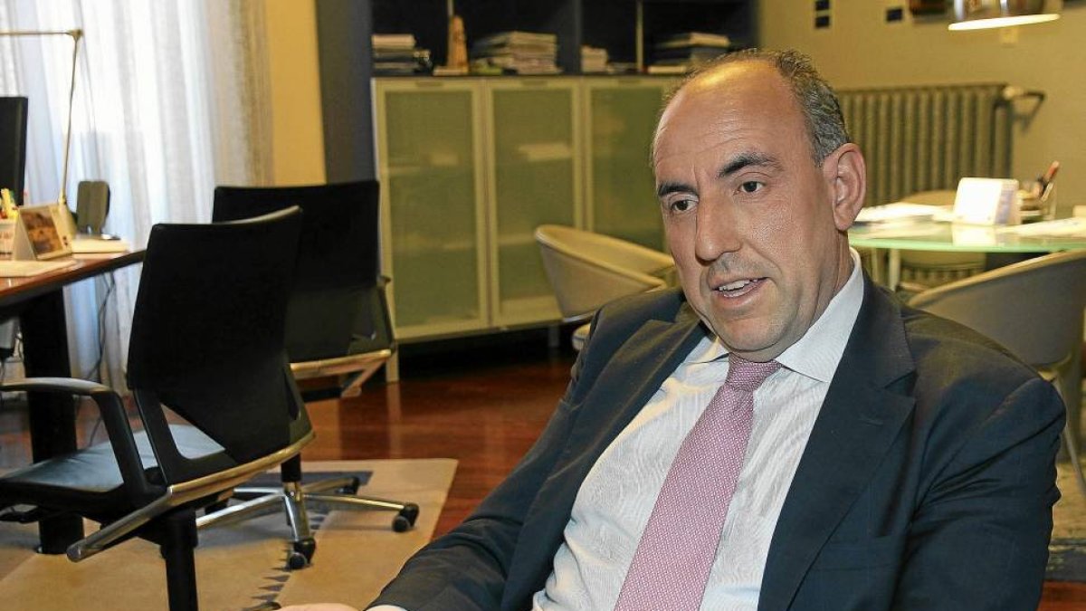 José María Hernández en su despacho de la Diputación de Palencia-Brágimo