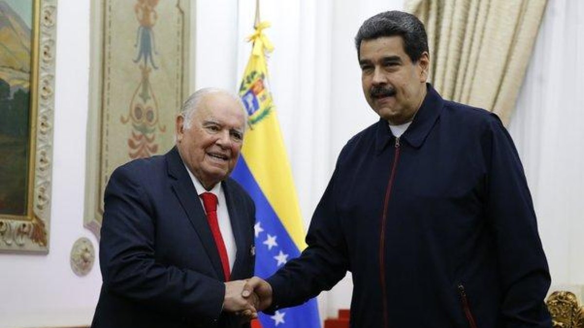Nicolás Maduro con Enrique Iglesias, el asesor de la Unión Europea.-