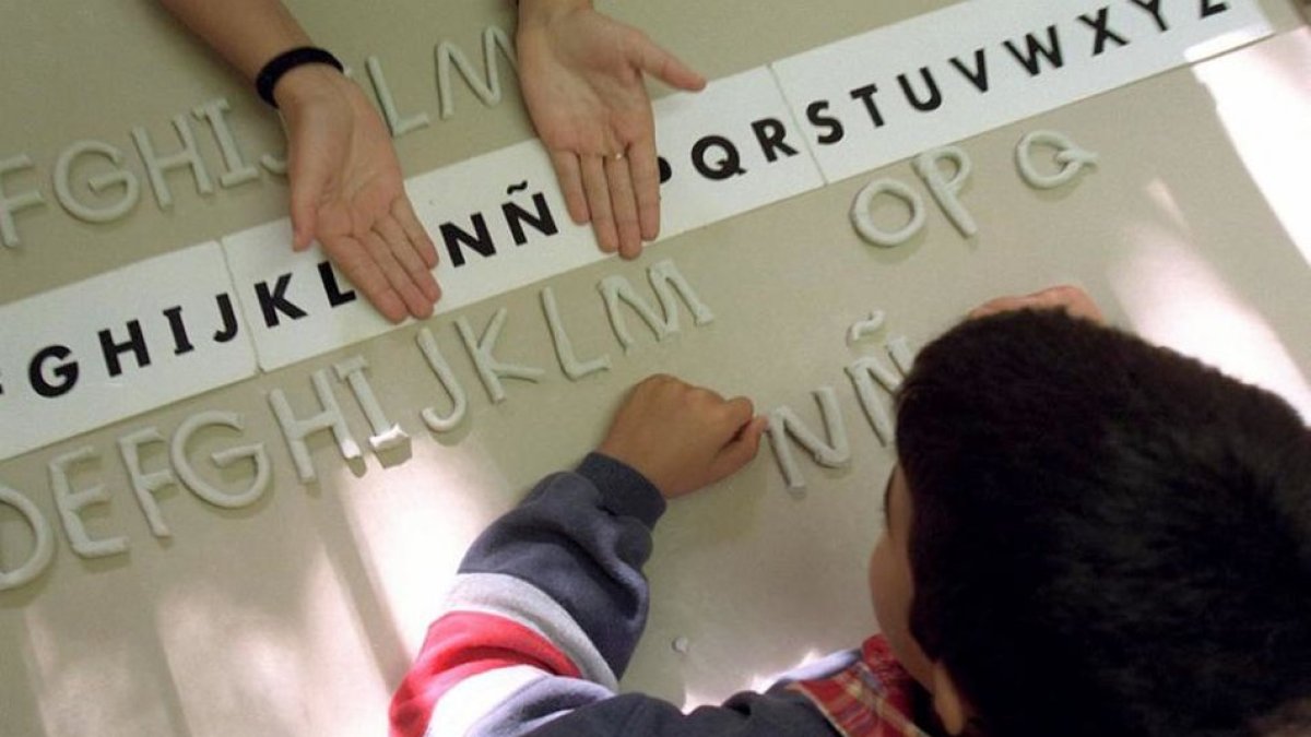 Un niño trabaja las letras en una sesión. ECB