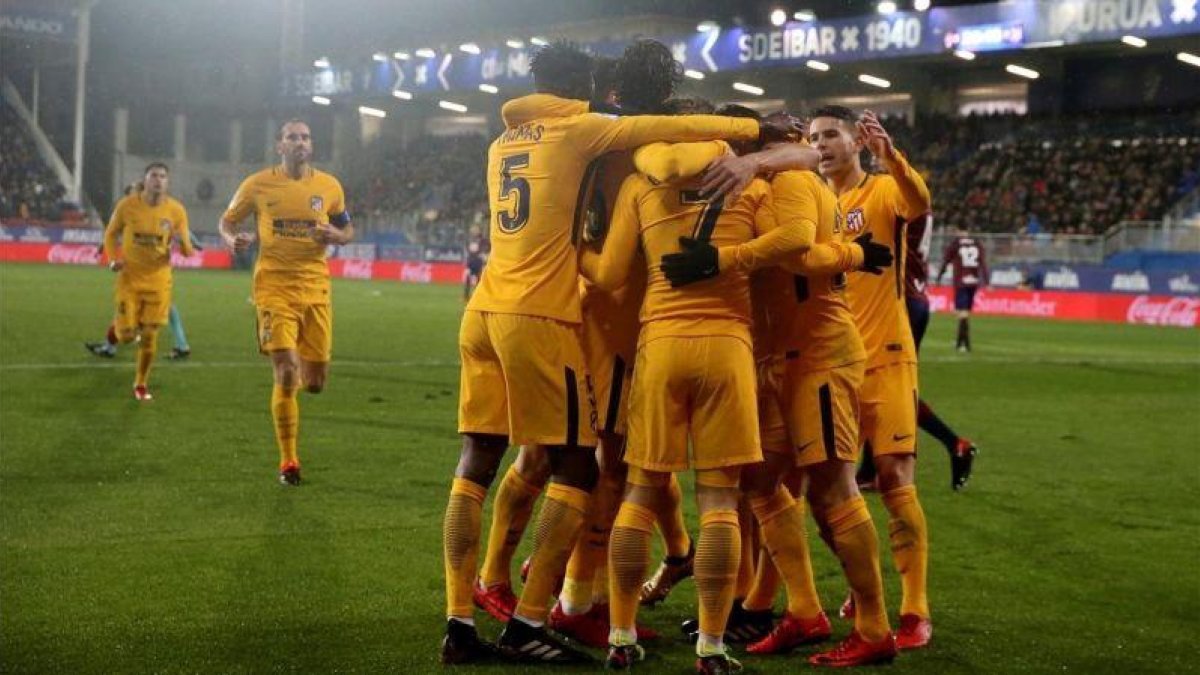 Los jugadores del Atlético celebran el gol de Gameiro en Ipurúa.-EFE / JAVIER ETXEZARRETA