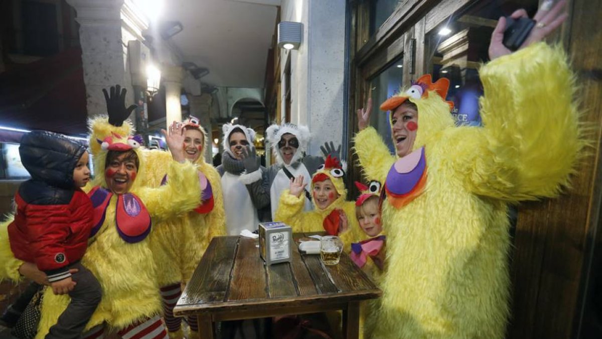 Una familia de alegres y vistosos pollos se juntó con un par de divertidos mapaches para asistir al pregón del Carnaval, ayer en la Plaza Mayor.-RAÚL G. OCHOA
