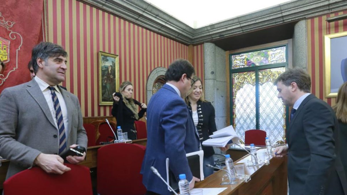 Fernando Gómez, a la izquierda, observa a Lacalle, De Foronda y Carolina Blasco.-RAÚL G. OCHOA