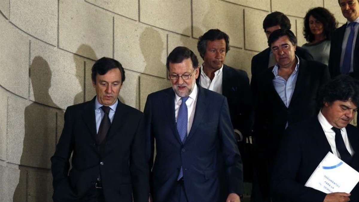 l presidente del Gobierno en funciones, Mariano Rajoy , junto a los populares, Rafael Hernando , Carlos Floriano , José Antonio Bermúdez de Castro y Jorge Moragas.-EFE / MARISCAL