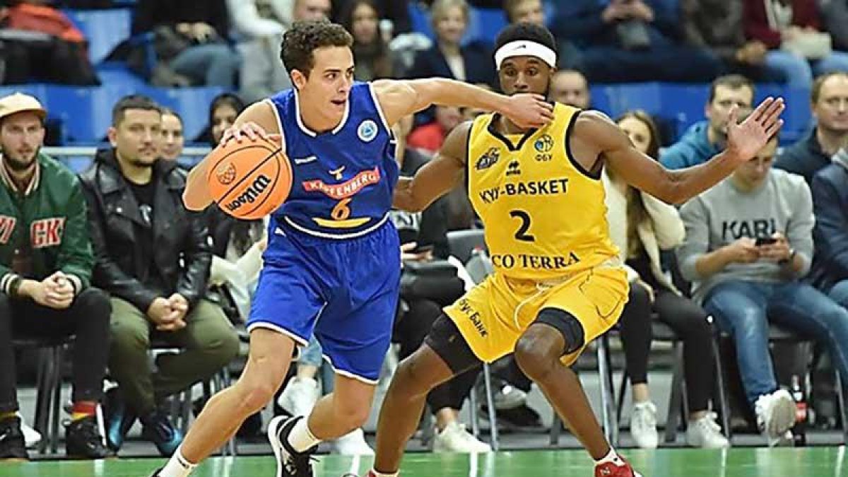 Lukas Hahn (Kapfenberg) intenta superar la defensa del jugador del BCKiev Kasey Shepherd, ayer.-BASKETBALL CHAMPIONS LEAGUE