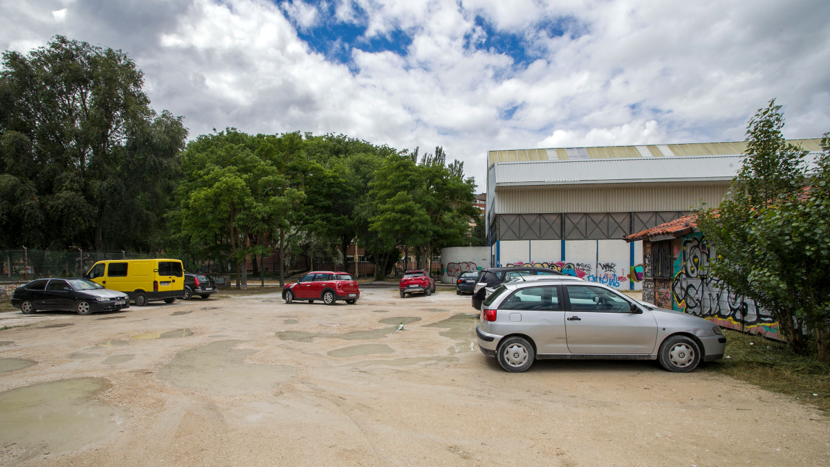 Varios vehículos en la campa que se utiliza para aparcar junto al Mariano Gaspar y al Silo. TOMÁS ALONSO