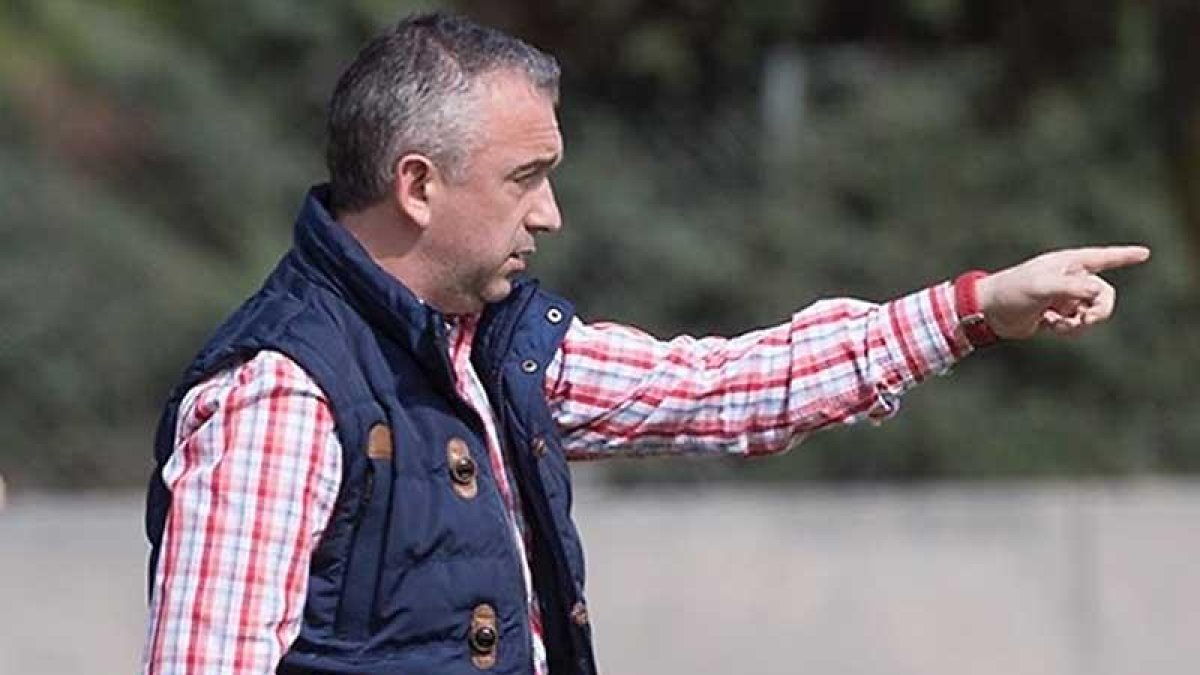 Dani Santos da instrucciones a sus jugadores durante un partido-ECB