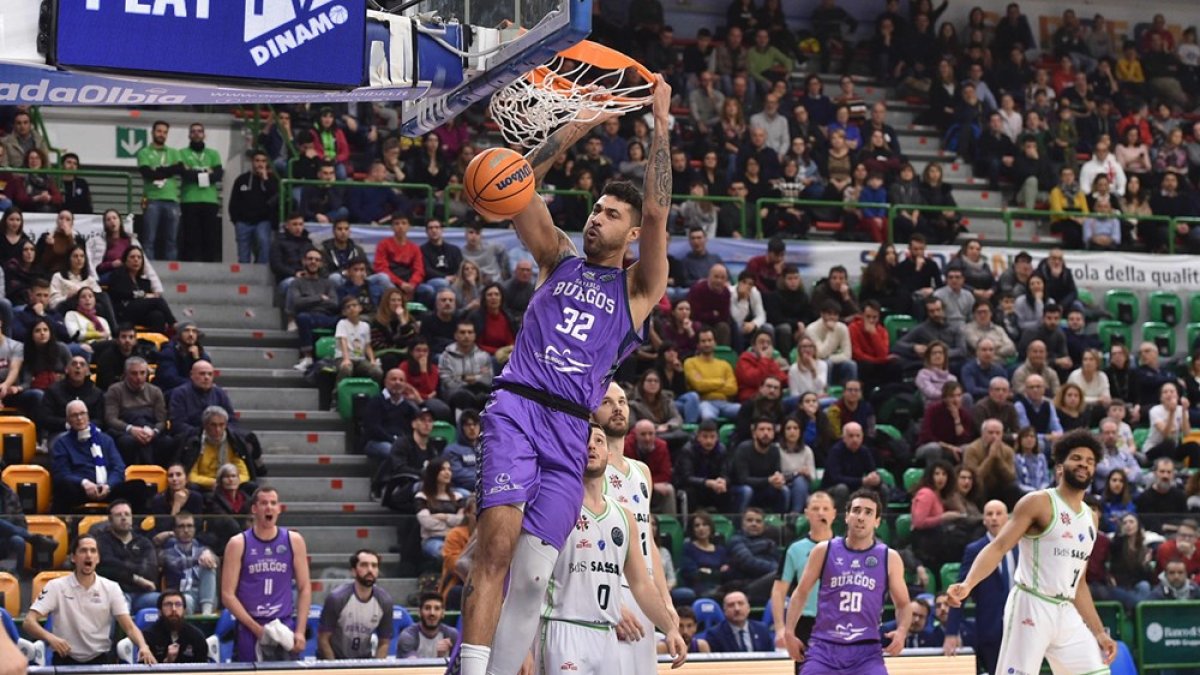 Lima machaca el aro rival. FIBA
