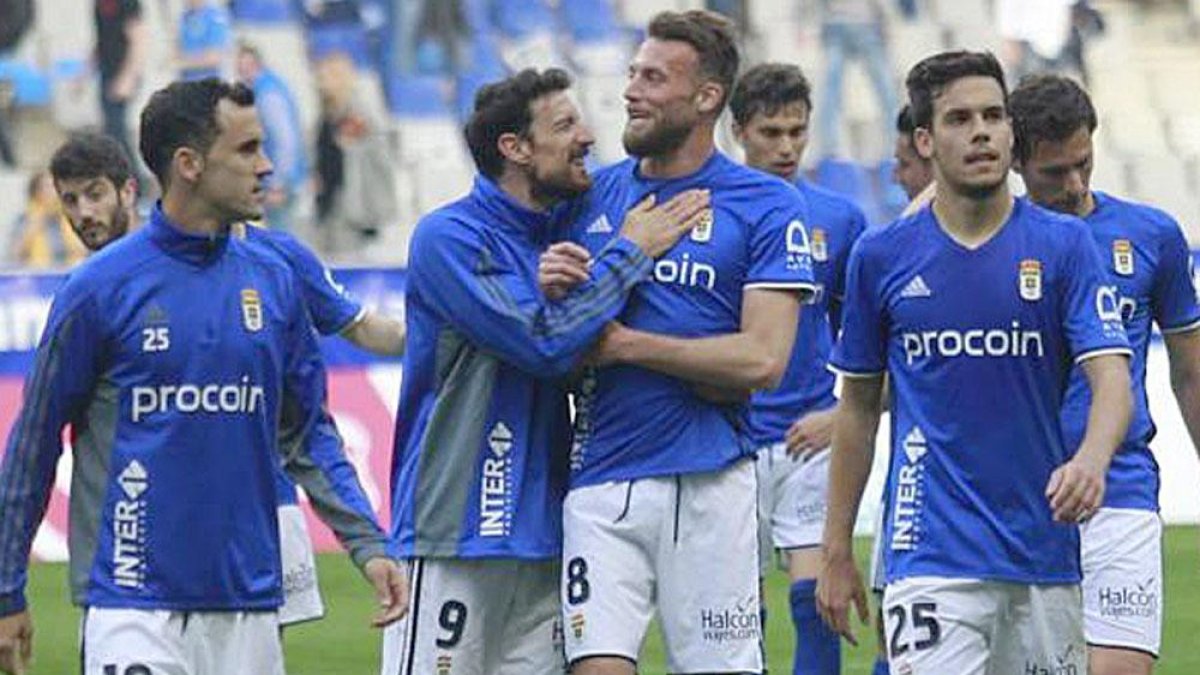 Michu, que será presentado hoy, es felicitado por Toché durante su etapa en el Real Oviedo.-EL COMERCIO