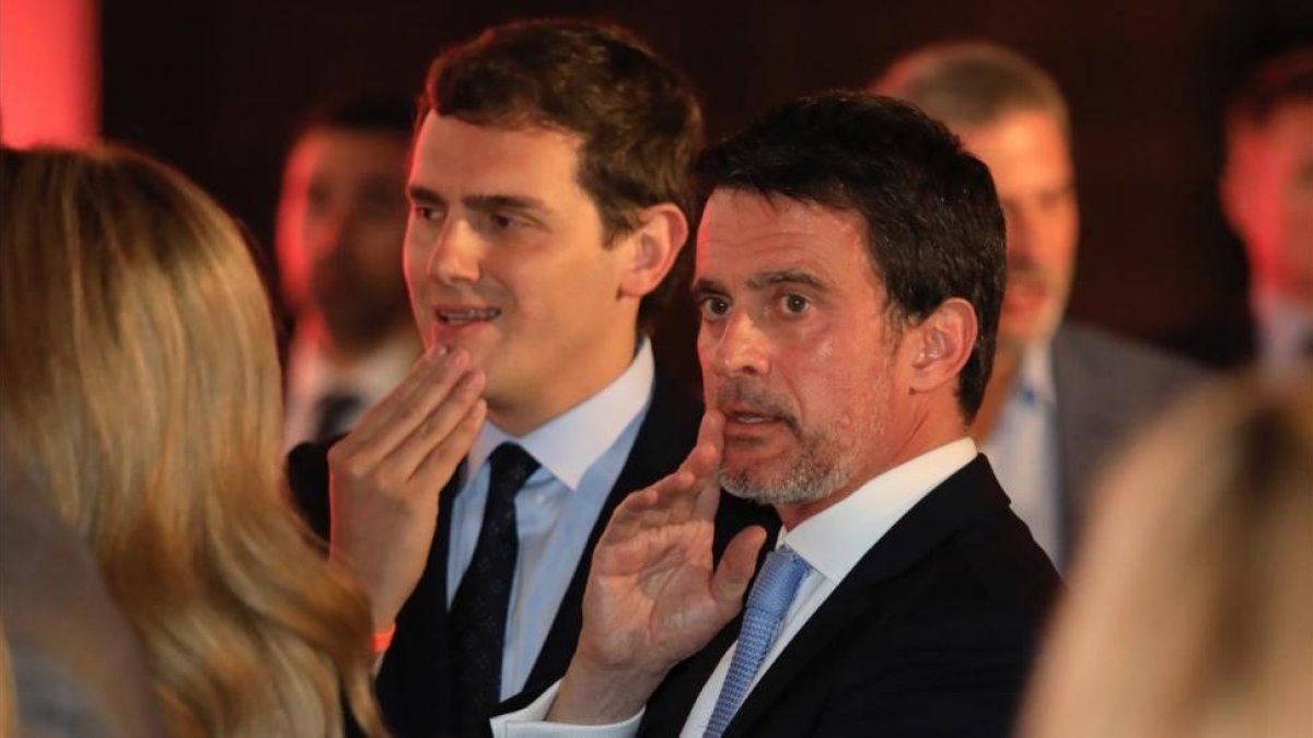 El presidente de Ciudadanos, Albert Rivera, junto al exprimer ministro francés Manuel Valls, el día de Sant Jordi, en Barcelona.-/ FERRAN NADEU