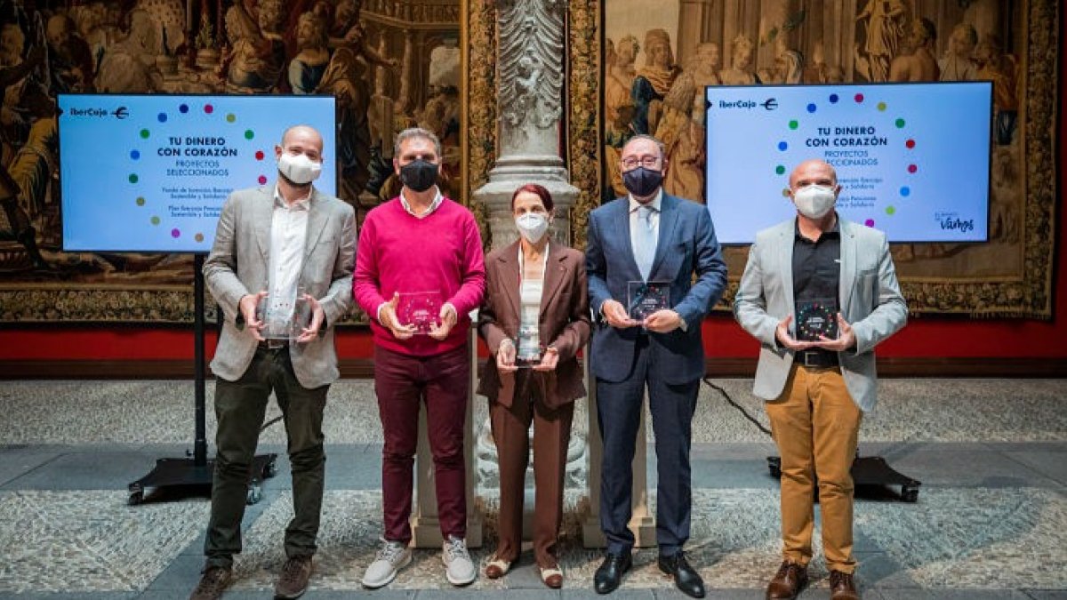 El acto de entrega de las aportaciones solidarias tuvo lugar el jueves 3 de junio en la sede central de Ibercaja en Zaragoza en el Patio de la Infanta con la presencia de los representantes de las asociaciones solidarias. ECB