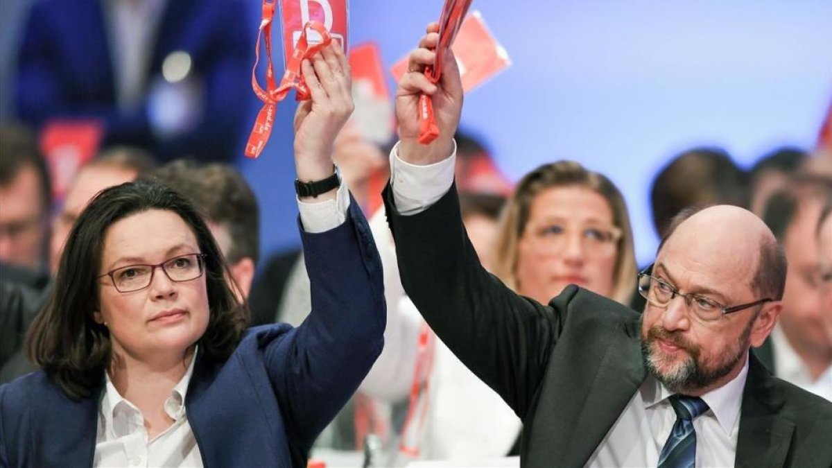 El líder de los sociademócratas alemanes, Martin Schulz, y la ministra de Empleo y Asuntos Sociales, Andrea Nahles, durante el congreso del SPD en Bonn.-AFP / FEDERICO GAMBARINI