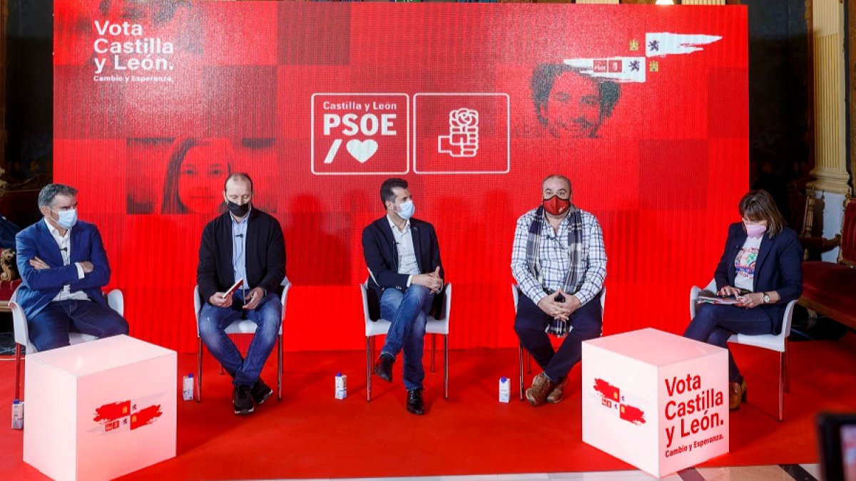El secretario regional del PSOE, Luis Tudanca, con representantes de CCOO, UGT y CSIF. SANTI OTERO