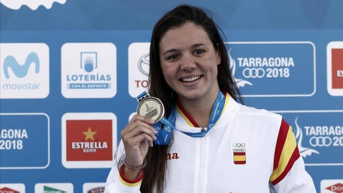 Catalina Corró muestra la medalla de 400 estilos lograda en Tarragona-JESUS DIGES (EFE)