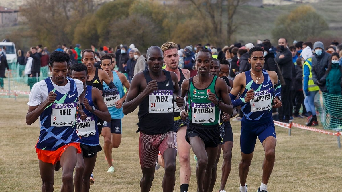 Kifle -a la izquierda- mantiene la posición en el grupo de cabeza de la prueba masculina. SANTI OTERO