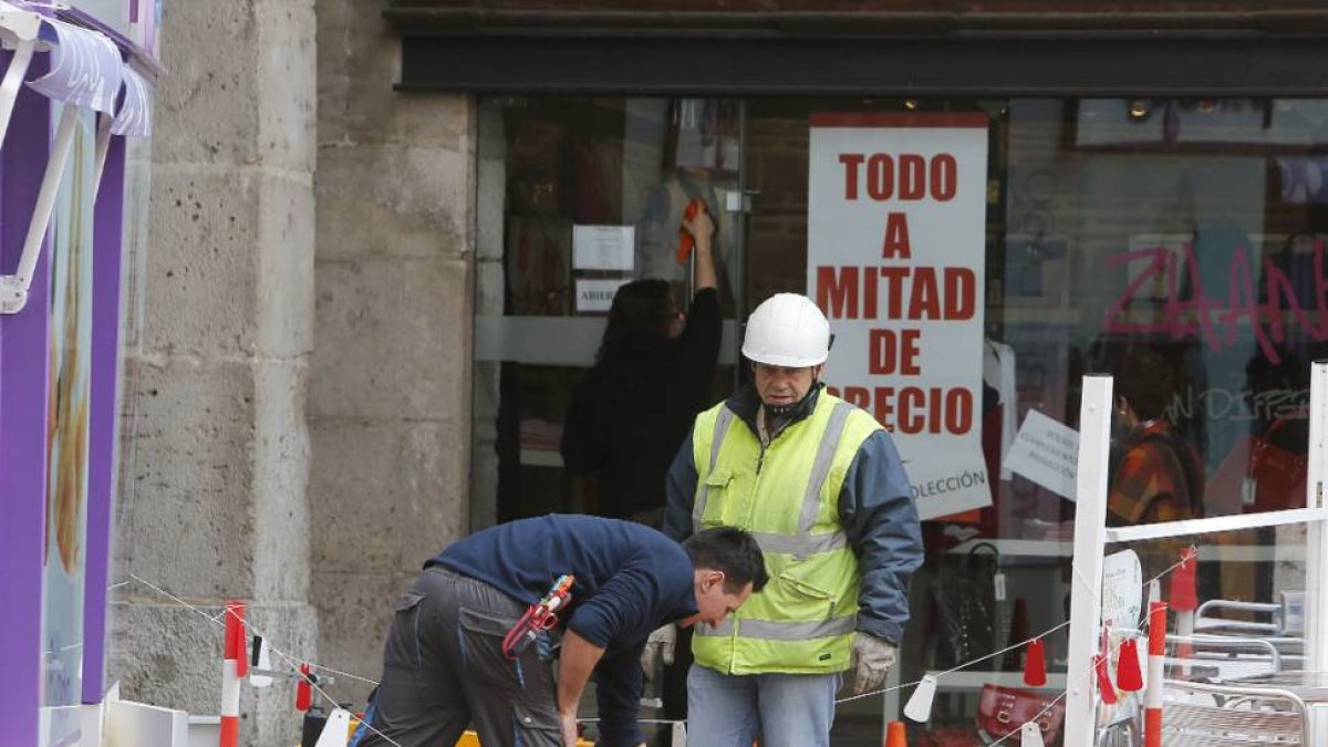 Dos operarios trabajan en una alcantarilla.-RAUL G. OCHOA