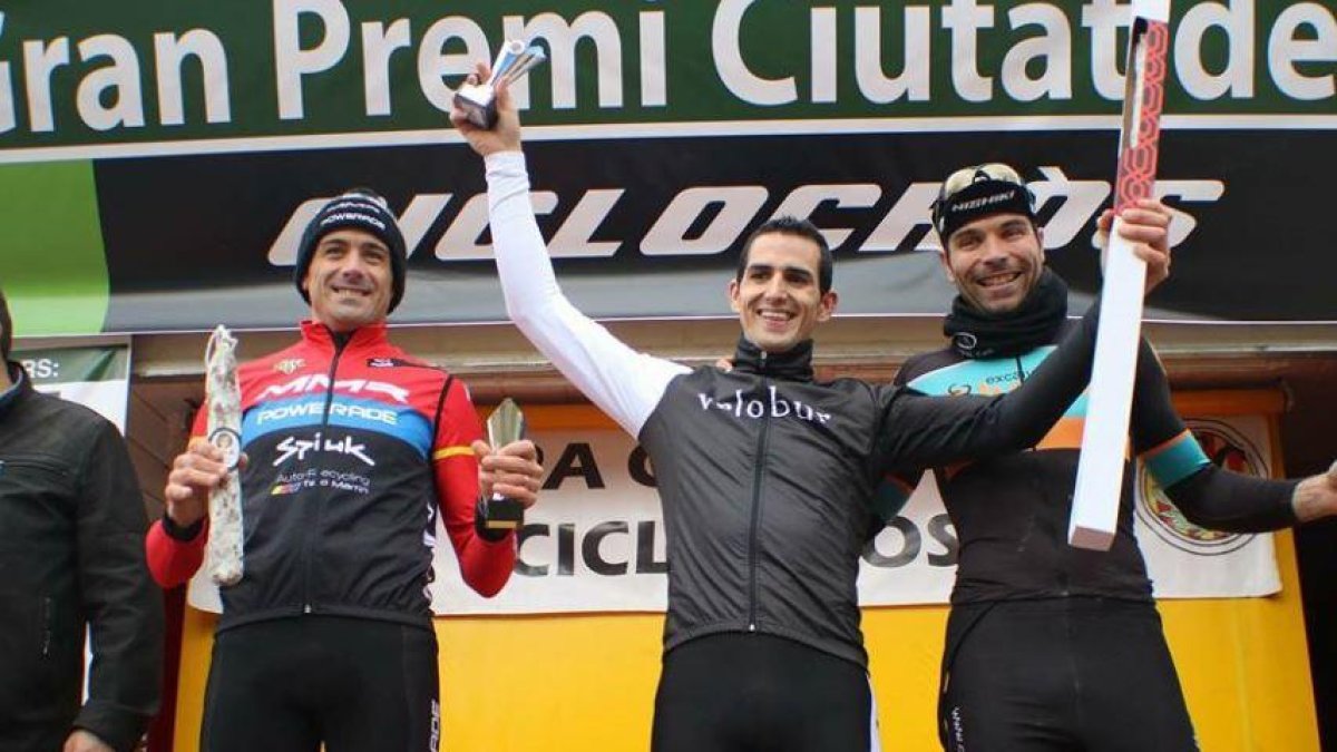 Martín Mata (centro) celebra en el podio de Vic su victoria del pasado sábado.-