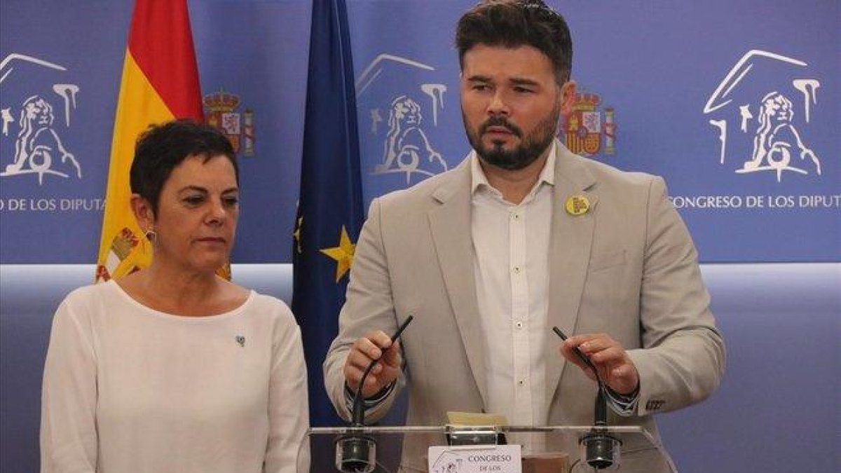 Gabriel Rufián y Mertxe Aizpurua, en rueda de prensa en el Congreso-ROGER PI DE CABANYES (ACN)