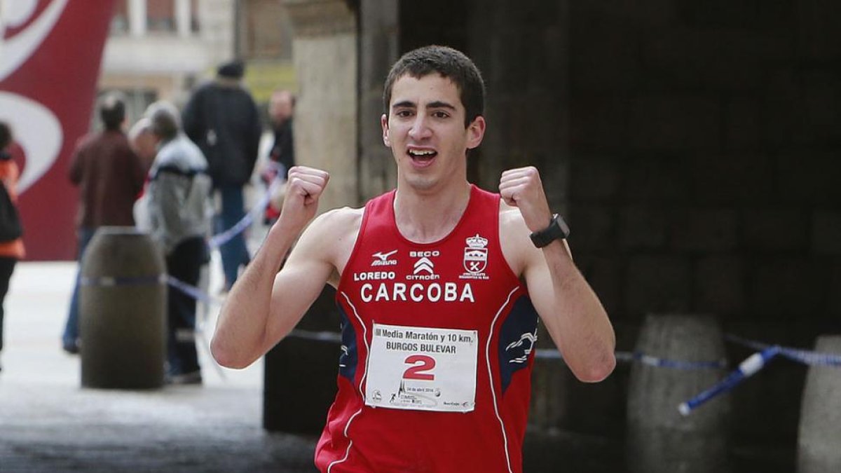 Adrián Acevedo festeja el triunfo conseguido en la Media Maratón Burgos Bulevar-Raúl G. Ochoa