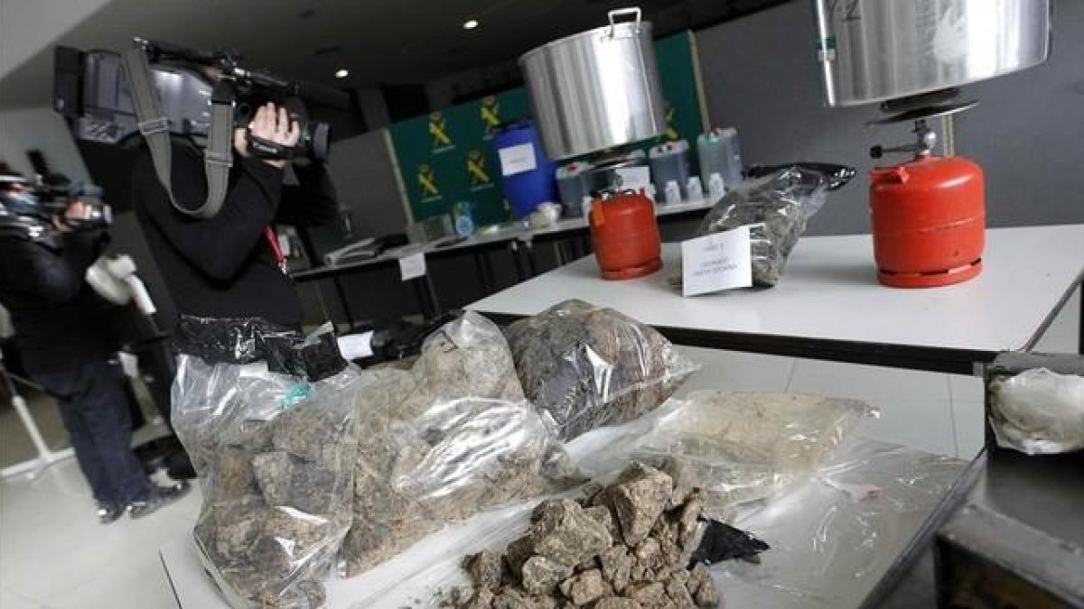 Cocaína negra intervenida por la Guardia Civil en Torrelles de Foix.-MARTA PÉREZ