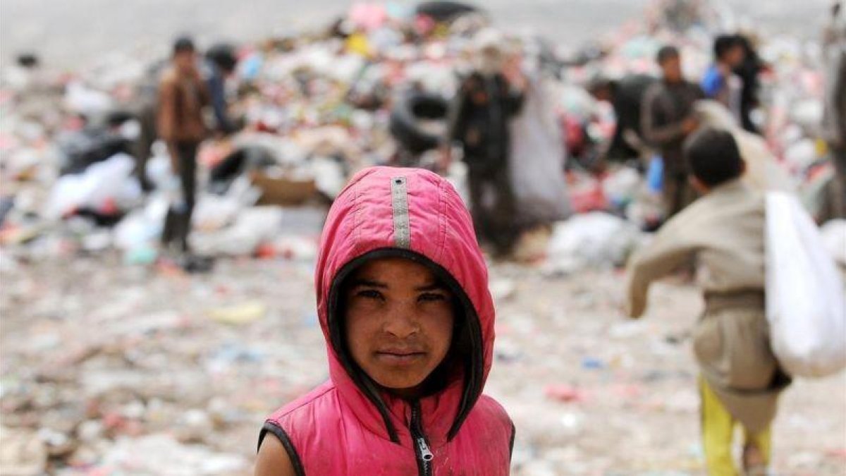 Un niño busca comida o cualquier cosa que se pueda vender en un vertedero en la capital yemení Saná, que se encuentra en una situación de extrema pobreza-MOHAMMED HAMOUD (GETTY IMAGES)