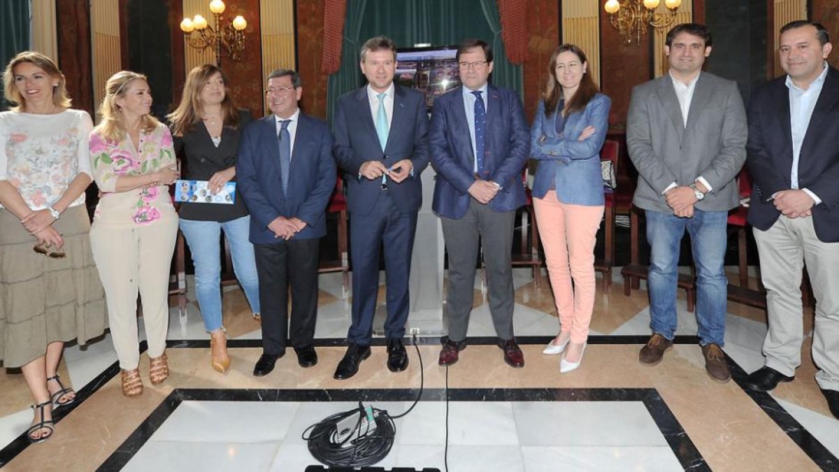 Los ocho concejales del PP en el Ayuntamiento acompañaron al alcalde en su balance de mitad de mandato, que tuvo lugar en el Salón Rojo.-ISRAEL L. MURILLO