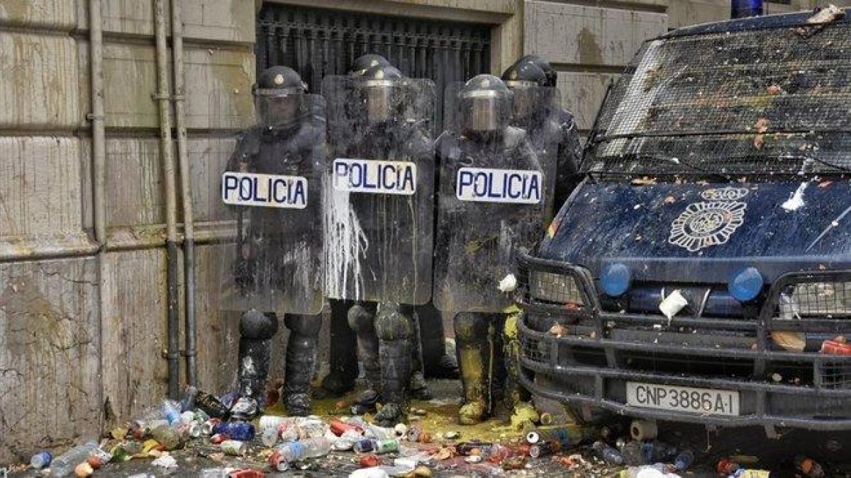 Agentes de la Policía Nacional, en la Jefatura Superior de la Via Laietana de Barcelona, el pasado 18 de octubre.-MANU MITRU
