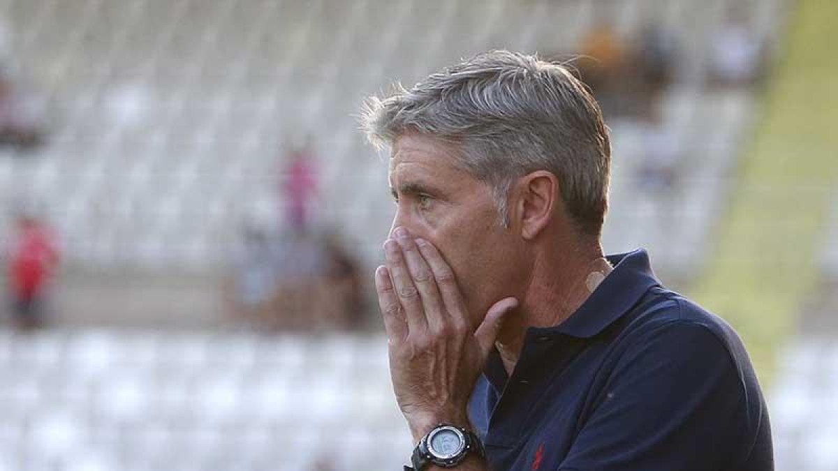 Paco Fernández da instrucciones durante un partido en El Plantío-Raúl G. Ochoa