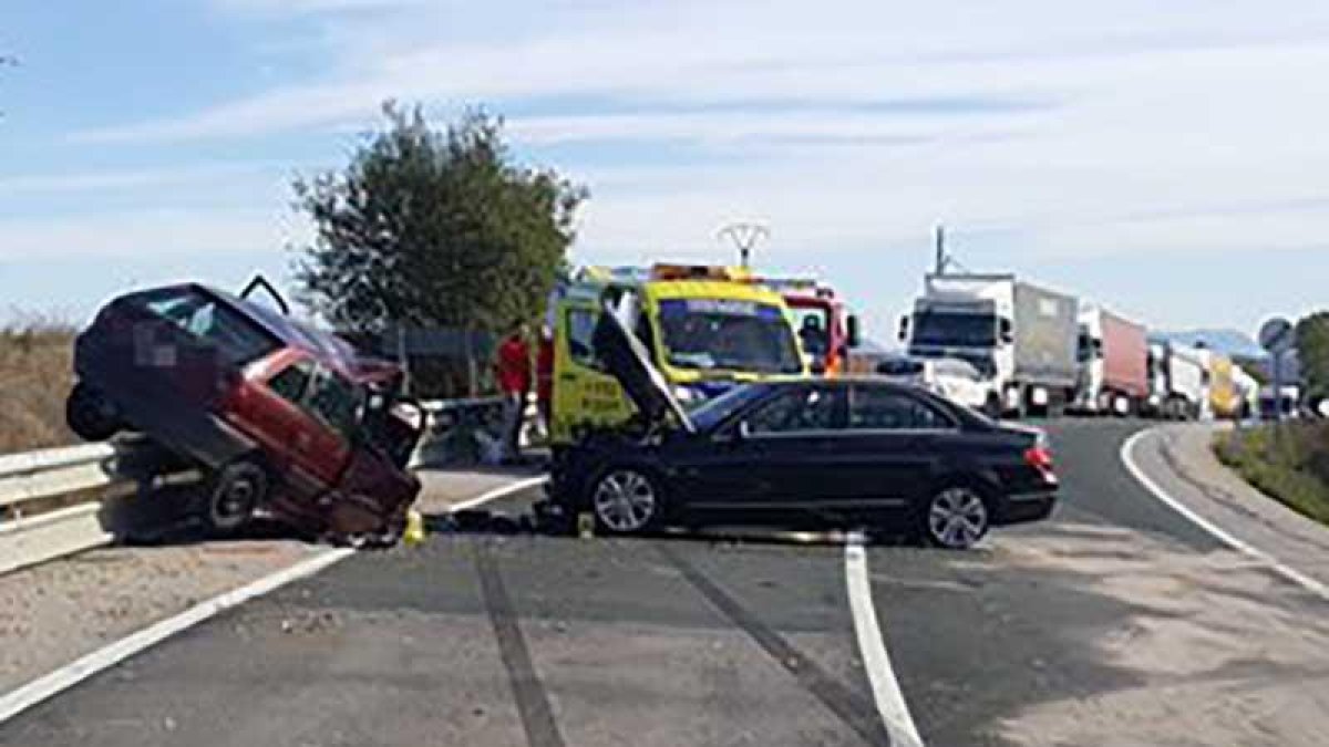 Imagen del accidente registrado ayer en Villafranca Montes de Oca.-BOMBEROS DE BURGOS