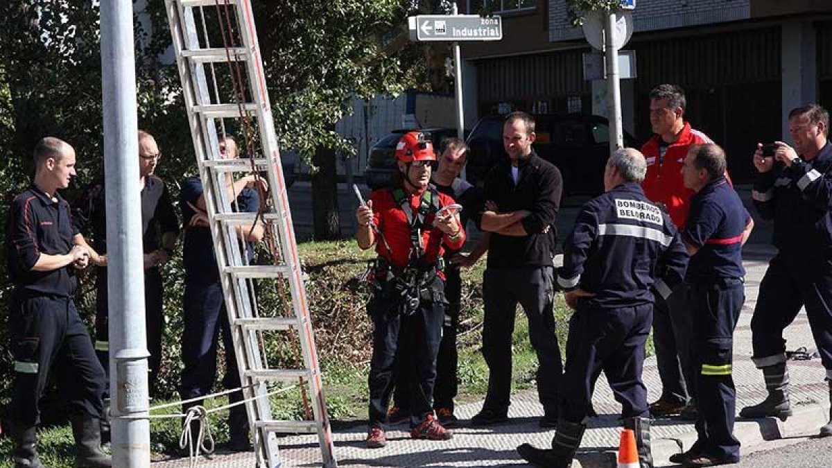 Dotaciones de bomberos voluntarios de distintas localidades realizan ejercicios formativos.-ECB