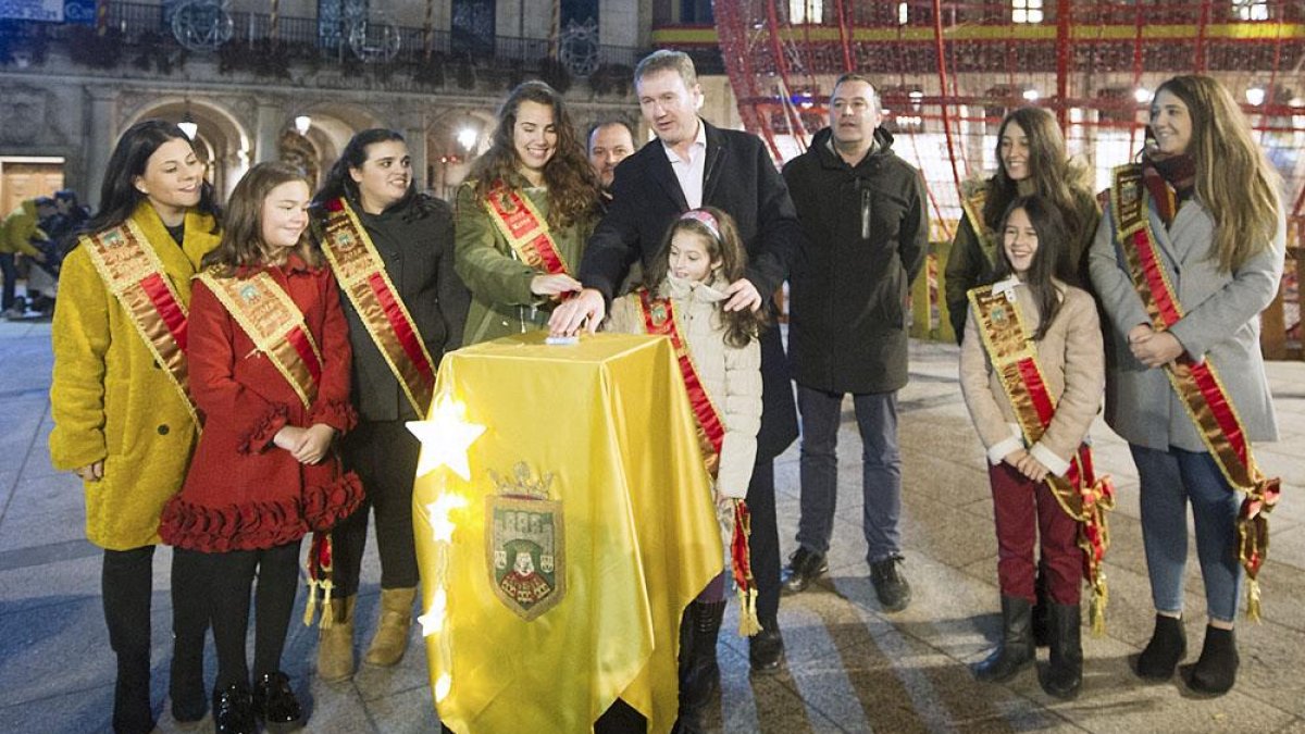 Javier Lacalle, acompañado de las damas y reinas de las fiestas, dieron el pistoletazo de salida.-ISRAEL L. MURILLO