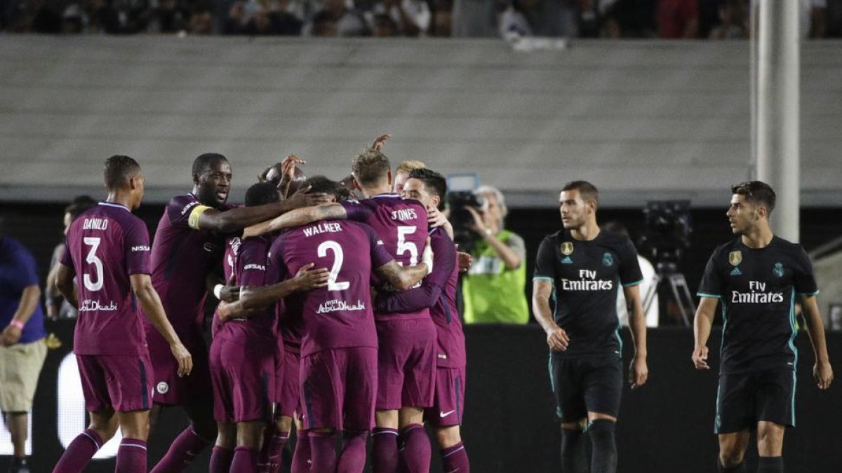 Los jugadores del City se abrazan ante los desafortunados futbolistas de Zidane.-JAE C.HONG (AP)
