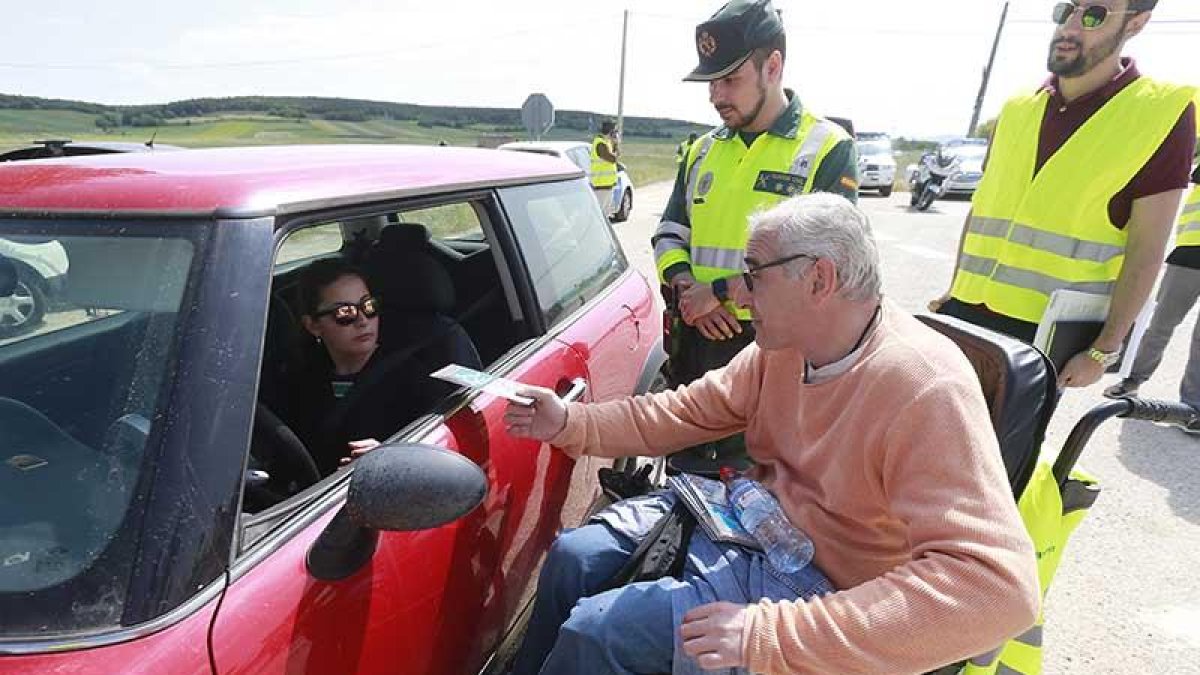Óscar Pérez da un folleto informativo a una conductora durante un control ayer en la N-120.-RAÚL G. OCHOA