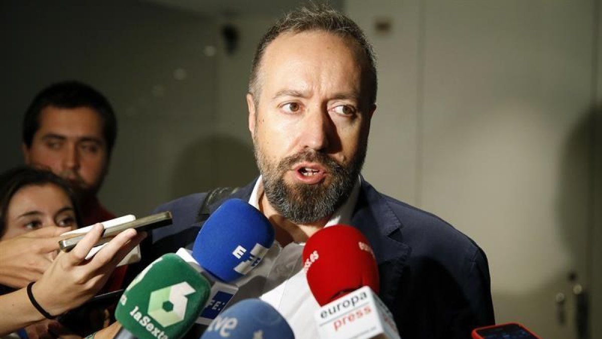 El portavoz parlamentario de Ciudadanos, Juan Carlos Girauta, atiende a los medios de comunicación.-EFE/Mariscal