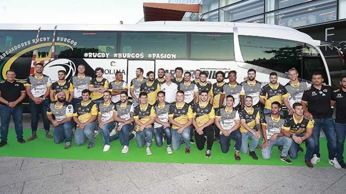 Jugadores y cuerpo técnico del Universidad de Burgos Colina Clinic posan junto al presidente del club, ayer, en el Fórum Evolución.-RAÚL OCHOA