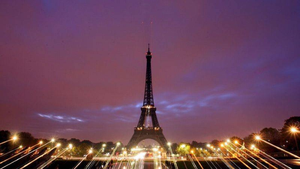 La Toerre Eiffel.-Foto: EFE / OLIVER WEIKEN