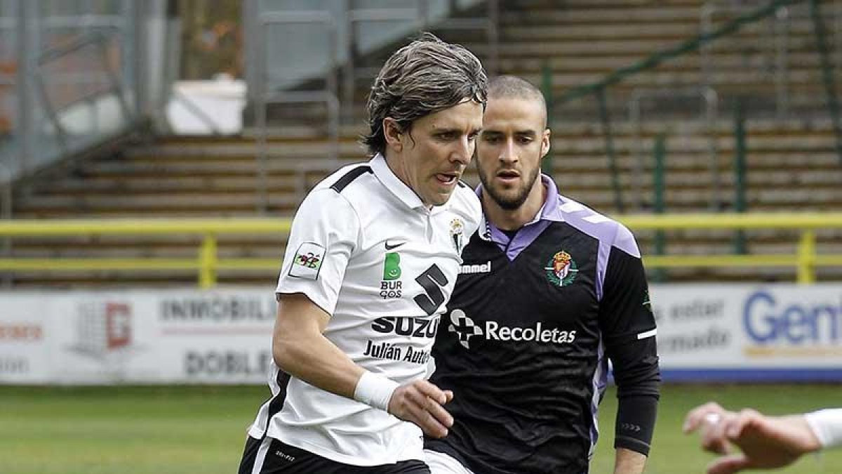Prosi conduce el balón en el choque ante el Real Valladolid B.-SANTI OTERO