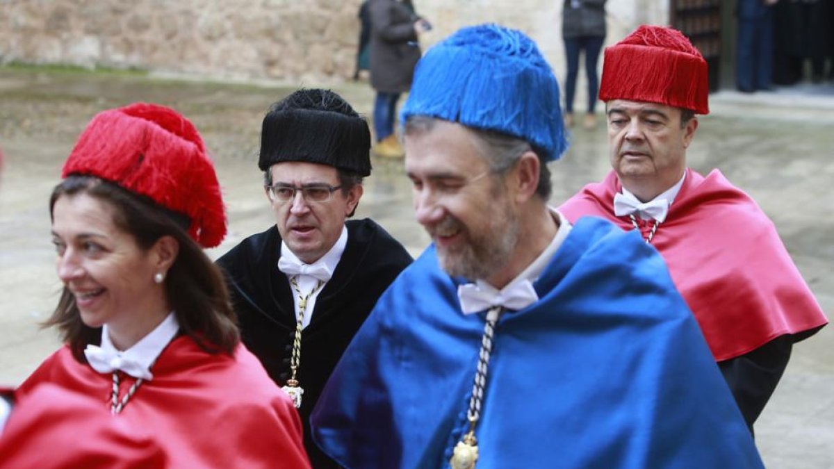 El rector, en el centro, entre Elena Vicente y Manuel Pérez Mateos.-RAÚL G. OCHOA