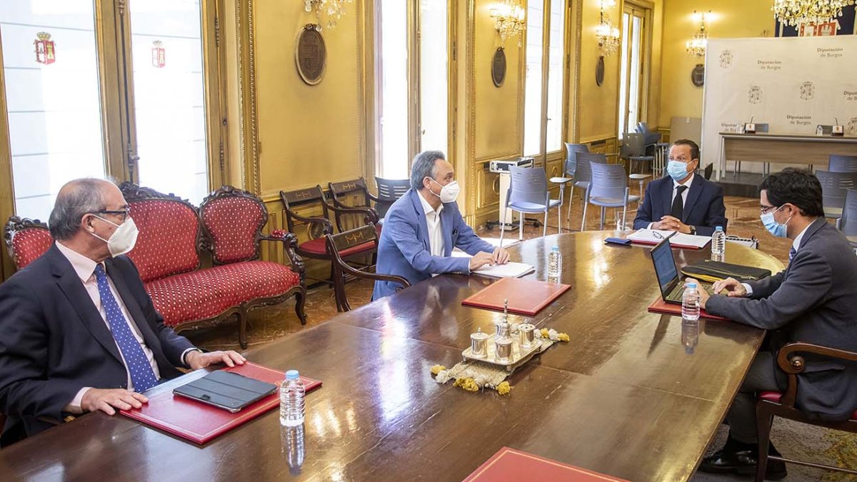 El presidente del Consejo de Cuentas, Mario Amilivia, presidió ayer, en la Diputación de Burgos, la reunión del organismo para aprobar su informe anual. SANTI OTERO