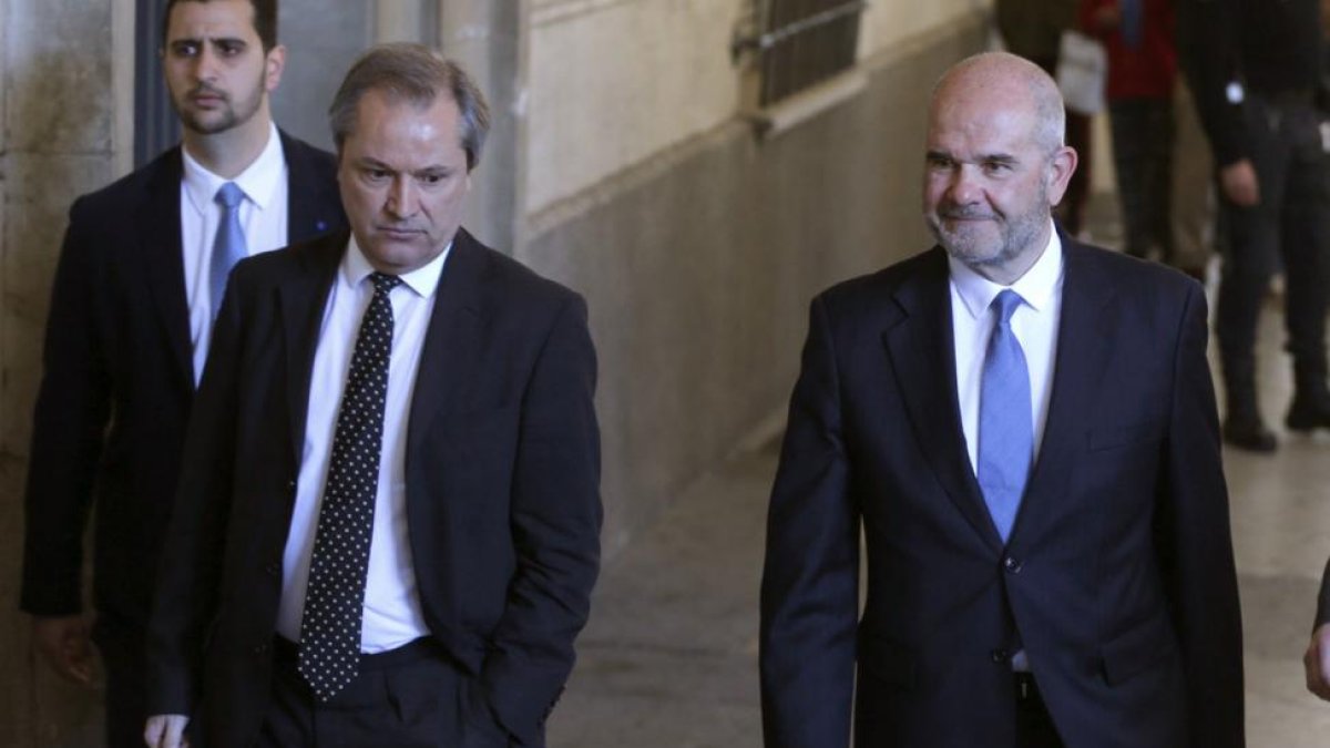 El expresidente de la Junta de Andalucía, Manuel Chaves (a la derecha), a su llegada al juzgado de instrucción número 6 de Sevilla para prestar declaración ante el juez Álvaro Martín por el caso de los ERE.-EFE / JOSÉ MANUEL VIDAL