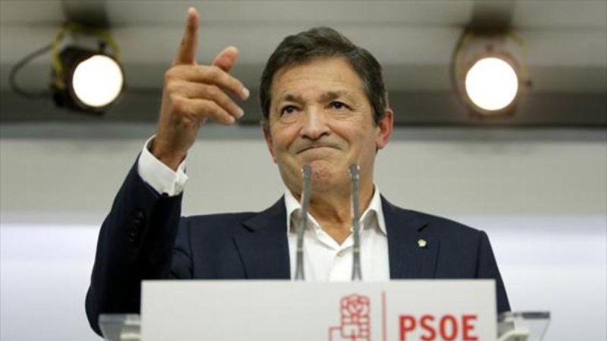 El presidente de la gestora del PSOE, Javier Fernández.-JOSÉ LUIS ROCA